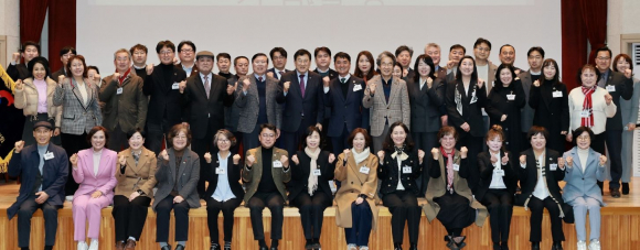 2월 27일 경주시근로자종합복지관에서 열린 '경주시지속가능발전협의회 위원 위촉장 수여식 및 회장 이취임식'에서 주낙영 경주시장을 비롯한 위원들이 기념촬영을 하고 있다.
