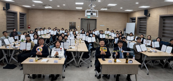 경주시는 2월 27일 경주시종합자원봉사센터에서 ‘2026년 경주시 지역사회보장 실무협의체 실무분과위원회 위촉식 및 분과회의’를 개최하고, 6개 분과 70명의 위원에게 위촉장을 수여한 뒤 기념촬영을 하고 있다.