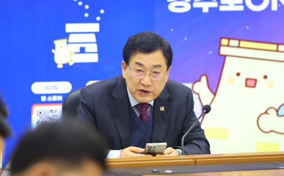 주낙영 경주시장이 3일 시청 영상회의실에서 열린 국·소·본부장회의에서 주요 현안사업에 대해 발언하고 있다.