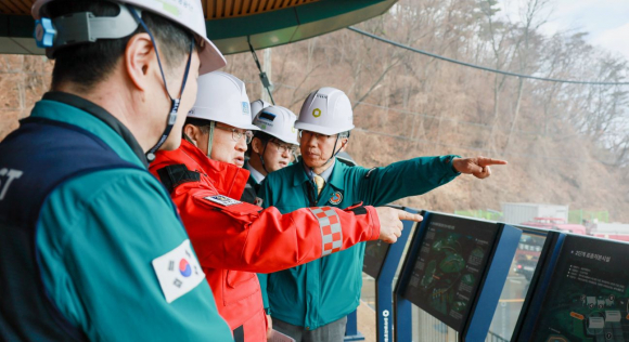 주낙영 경주시장이 4일 문무대왕면 방사성폐기물 처분시설에서 열린 ‘산불 공동대응 합동훈련’ 현장을 점검하며 상황을 살펴보고 있다.