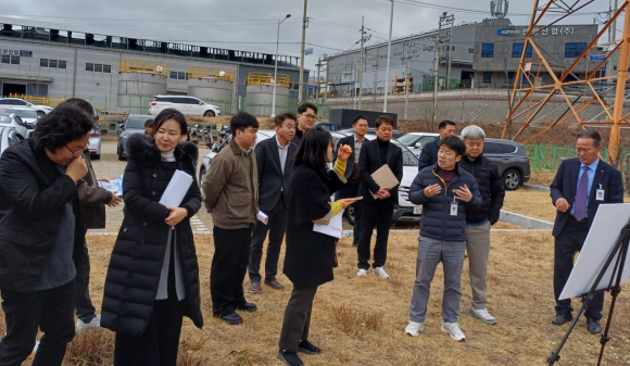 문화선도산단 공모 현장 평가단이 경주 외동 산업단지를 둘러보며 현장 실사를 진행하고 있다.