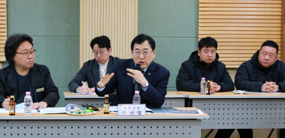 주낙영 경주시장, 외동 문화선도산단 조성 심사위원 질문에 답을 하고 있다.