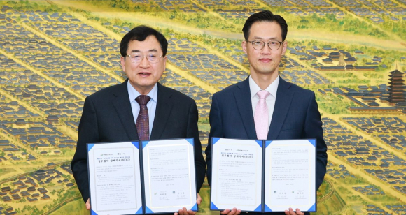주낙영 경주시장과 김준석 서라벌도시가스(주) 대표가 4일 시청 대외협력실에서 열린 도시가스 배관망 구축사업 업무협약식에서 협약서를 들어 보이고 있다.