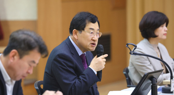 주낙영 경주시장이 5일 시청 알천홀에서 열린 읍면동장회의에서 지방선거를 앞두고 공직기강 확립과 공무원의 정치적 중립 준수를 강조하고 있다.