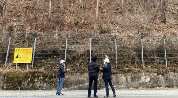 경주시 관계자와 안전관리자문단이 해빙기를 맞아 산사태 취약지역 현장을 방문해 지반 상태와 사면 붕괴 위험 여부 등을 점검하고 있다.