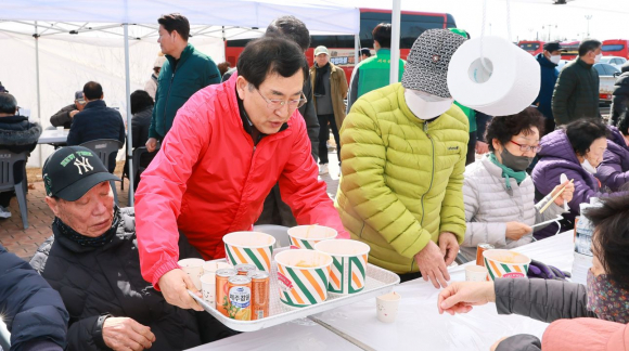 주낙영 경주시장이 7일 황성공원 타임캡슐공원에서 열린 '경주시민 사랑의 국밥 나누기' 행사에서 시민들에게 국밥을 나누며 따뜻한 나눔을 실천하고 있다.