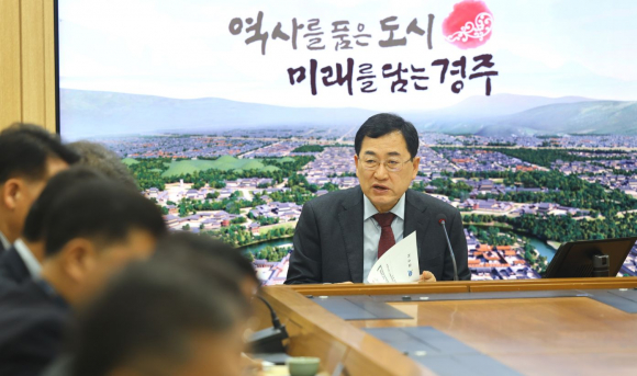 주낙영 경주시장이 9일 시청 영상회의실에서 열린 국·소·본부장회의를 주재하며 주요 현안사업 추진 상황을 점검하고 있다.
