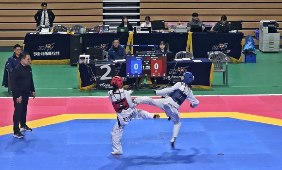 경주실내체육관에서 열린 ‘타슈켄트 2026 세계태권도청소년선수권대회 국가대표 선발전’에서 선수들이 겨루기 경기를 펼치고 있다.