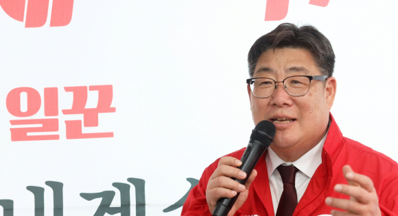 국민의힘 여준기 경주시장 예비후보는 지난 8일 중앙시장 네거리 인근에서 현판식과 개소식을 열고 본격적인 공천 경쟁에 뛰어들었다.
