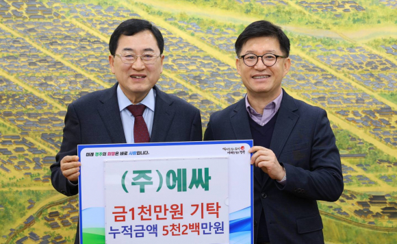 주낙영 경주시장과 최광복 ㈜에싸 사장이 장학금 전달식을 갖고 기념촬영을 하고 있다.