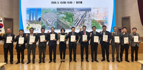 경주시는 10일 시청 알천홀에서 주낙영 시장 주재로 주요 국비 주낙영 경주시장을 비롯한 간부 공무원들이 10일 시청 알천홀에서 2027년도 국비지원 건의사업 보고회에서 국비 확보 의지를 다지며 기념촬영을 하고 있다
