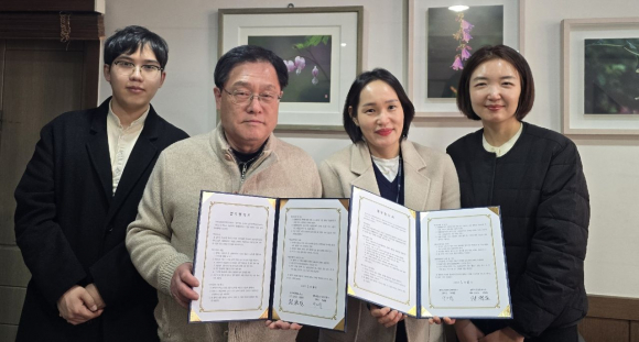 경주시정신건강복지센터가 자살유족 법률행정 지원 강화를 위해 법무사전원일사무소와 업무협약을 체결한 뒤 기념촬영을 하고 있다.