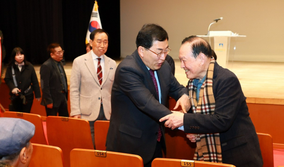 주낙영 경주시장이 10일 서라벌문화회관에서 열린 경주시 노인대학 제42기 입학식에 참석해 어르신들과 인사를 나누고 있다.