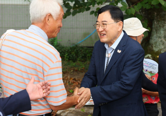 주낙영 경주시장이 지역 경로당을 방문해 어르신과 인사를 나누고 있다.