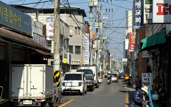 경주시 성동동 일대 전신주에 통신선과 전력선이 복잡하게 얽혀 설치돼 있는 모습.
