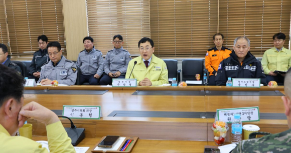 주낙영 경주시장이 11일 시청 영상회의실에서 열린 2026년 1분기 경주시 통합방위협의회에서 지역 통합방위 태세 강화를 위한 회의를 주재하고 있다.