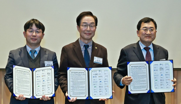 주낙영 경주시장(오른쪽부터)과 임종식 경상북도 교육감, 한보승 신라공업고등학교장이 12일 경주 황룡원에서 열린 ‘AI 미래 모빌리티 분야 협약형 특성화고 지·산·학 업무협약식’에서 협약서를 들어 보이며 기념촬영을 하고 있다.