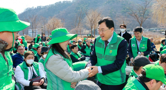 주낙영 경주시장이 14일 강동면 형산강 역사문화공원에서 열린 '3R 자원모으기 발대식'에 참석해 경주시새마을회 회원들과 인사를 나누고 있다.