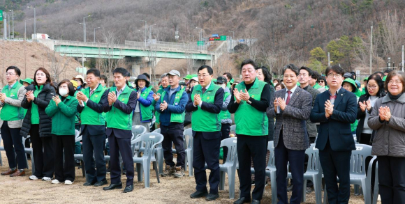 14일 강동면 형산강 역사문화공원에서 열린 '3R 자원모으기 발대식'에서 주낙영 경주시장을 비롯한 경주시새마을회 회원들이 자원순환 실천을 다짐하며 박수를 보내고 있다.