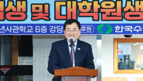 주낙영 경주시장이 13일 옛 신라백화점 6층에서 열린 '경주신중년사관학교 제5기 입학식'에서 축사를 하고 있다.