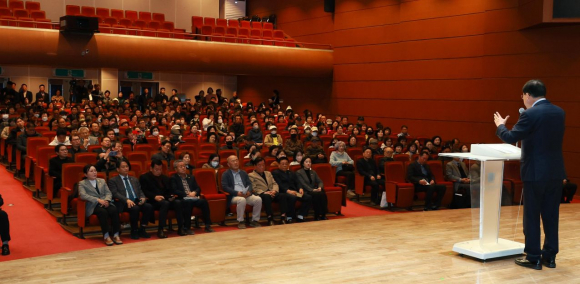 서라벌문화회관에서 열린 ‘SMR 1호기 경주 유치 시민설명회’에서 주낙영 경주시장이 시민들을 대상으로 SMR 1호기 유치 필요성과 경주의 미래 산업 전략에 대해 설명하고 있다.