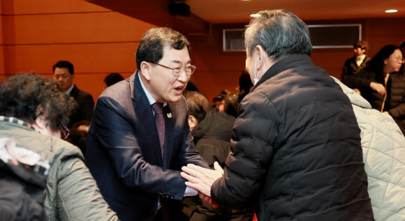 주낙영 경주시장이 13일 서라벌문화회관에서 열린 ‘SMR 1호기 경주 유치 시민설명회’에서 참석 시민들과 인사를 나누고 있다.