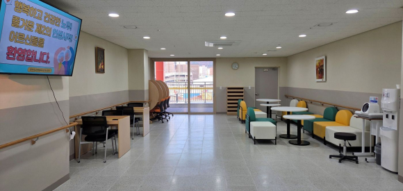 경주시노인종합복지관 황성분관 내부 모습. 어르신들이 자유롭게 이용할 수 있는 휴게공간과 정보검색 공간 등이 마련돼 있다.