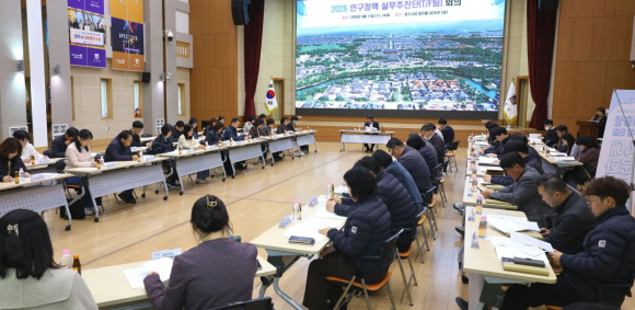 경주시는 11일 시청 알천홀에서 인구감소와 저출생 위기에 대응하기 위한 정책 발굴과 협업 강화를 위해 '인구정책 실무추진단 회의를 개최했다.