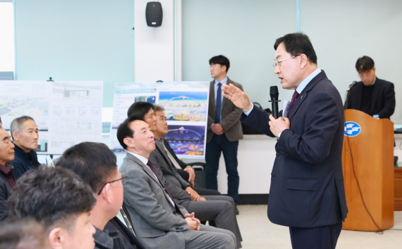 주낙영 경주시장이 해양레저관광거점 조성사업 주민설명회에서 사업 추진 계획을 설명하고 있다.