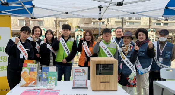 경주시정신건강복지센터 관계자와 자살예방지킴이들이 봄철 자살 고위험 시기(3~5월)를 맞아 생명존중 문화 확산과 자살 예방을 위한 홍보 캠페인을 진행하며 기념촬영을 하고 있다.