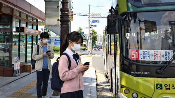 경주 황성공원·시립도서관 버스정류장에서 청소년들이 시내버스에 탑승하고 있다.