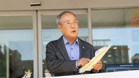 대한노인회 경주시지회 손영태 회원이 21일 경주시청에서 ‘경주시지회의 운영에 대한 문제점’을 지적하고 있다.