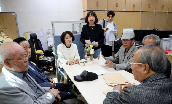 대한노인회 경주시지회 일부 회원들이 21일 경주시청에서 기자회견 후 이경화 경주시 노인복지과장을 면담하고 있다.