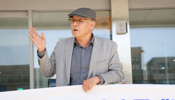 대한노인회 경주시지회 일부 회원들이 21일 경주시청에서 ‘경주시지회의 운영에 문제점’을 지적하고 있다.