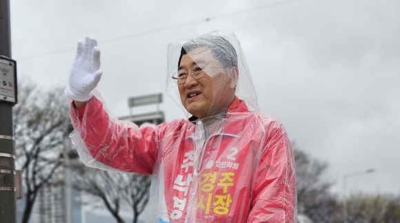 주낙영 국민의힘 경주시장 예비후보가 금장네거리에서 출근하는 시민들에게 인사를 하고 있다.