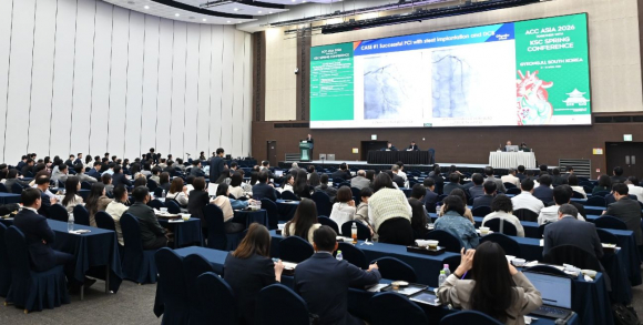 지난 17일부터 18일까지 경주화백컨벤션센터(HICO)에서 열린 ‘2026 춘계심혈관통합학술대회 & ACC Asia 2026’에 국내외 의료진과 연구자들이 참석해 심혈관 분야 학술 발표를 경청하고 있다.