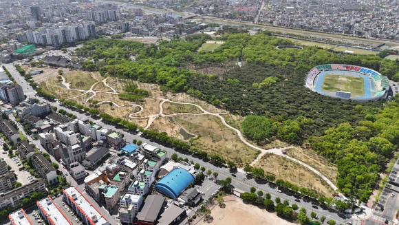 황성공원 북측 일대에 조성된 도시바람길숲 1단계 구간 전경. 산책로와 잔디광장, 수변공간 등이 어우러진 도심 녹지축이 형성된 모습.