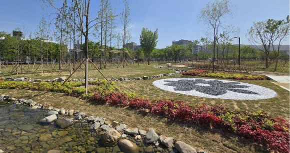 황성공원 북측 일대에 조성된 도시바람길숲 1단계 구간 전경. 산책로와 잔디광장, 수변공간 등이 어우러진 도심 녹지축이 형성된 모습.
