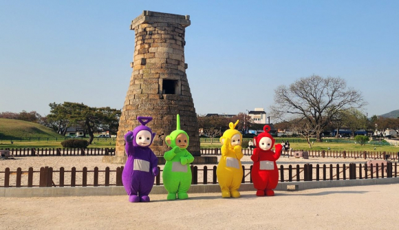 경주시 황리단길 일원에서 진행되는 '더현대 팝업스토어  황리단길' 행사 홍보를 위해 텔레토비 캐릭터들이 대릉원과 첨성대 등 주요 관광지에서 포토 이벤트를 선보이고 있다