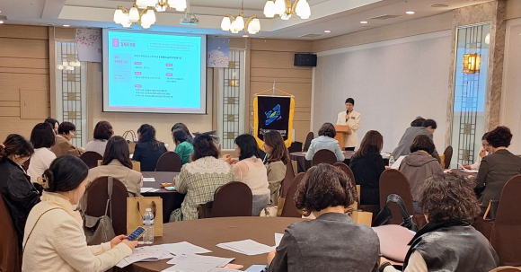 경북여성기업인협의회 경주지회가 21일 외동 소재 성호리조트에서 4월 월례회를 열고 중소기업 지원사업과 기업 경영 실무 정보를 공유하고 있다