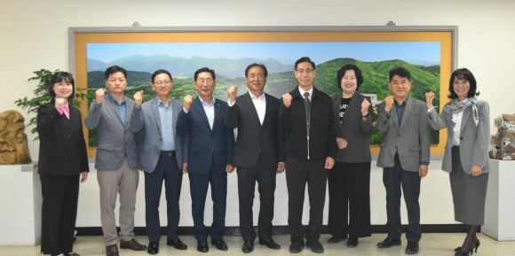경주시 강동면체육회와 강동농협 관계자들이 지난 24일 위덕대학교를 방문해 장학금을 기탁한 뒤 기념촬영을 하고 있다.
