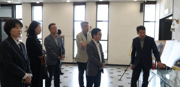 한국관광공사 박성혁 사장과 직원들이 육부촌 건물을 시찰했다.