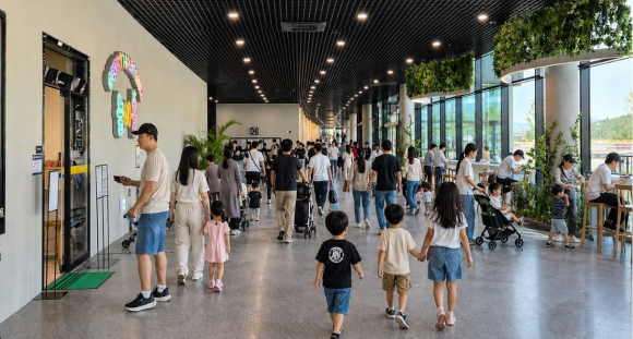 경주 ‘디지털 정원 라원’을 찾은 관람객들이 전시관 내부를 둘러보며 관람을 즐기고 있다.