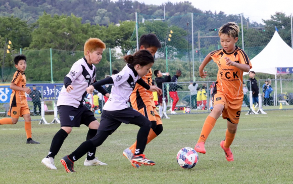 경주 알천축구장에서 열린 ‘2025 화랑대기 전국 유소년 축구대회 U-10 축구 페스티벌’에서 유소년 선수들이 공을 다투며 열띤 경기를 펼치고 있다.