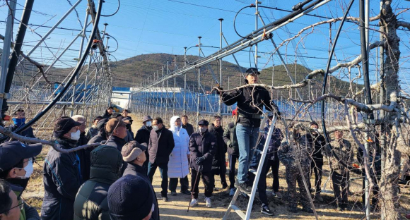 과수화상병 예방을 위한 동계기 궤양 사전제거 교육을 실시하고 있다.