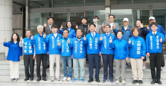 더불어민주당 오중기 경북도지사 예비후보가 29일 경주시청 앞에서 기자회견을 열고 경주를 '글로벌 역사문화도시'이자 '첨단미래산업의 선도 도시'로 도약시키겠다는 포부를 밝혔다.