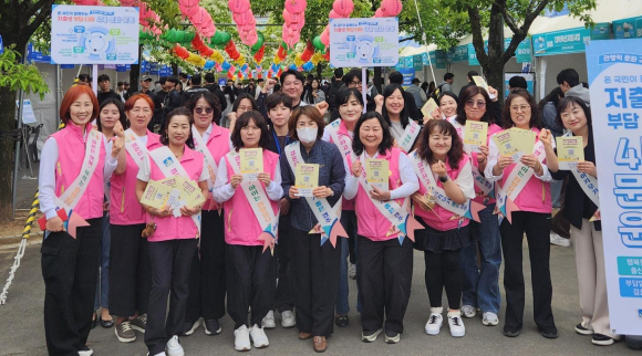 경주시는 지난 29일 동국대학교 WISE캠퍼스에서 ‘저출생 부담타파 4대 문화운동’ 캠페인을 열고 대학생들을 대상으로 홍보활동을 펼쳤다.