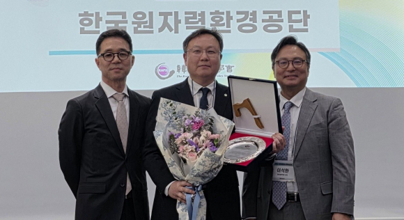 박성재 한국원자력환경공단 경영관리본부장(사진 중앙)과 한승준 정책대상위원회 위원장(왼쪽), 이석환 한국정책학회 회장(오른쪽)이 기념사진을 촬영하고 있다.