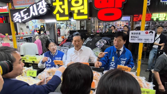 오중기 후보는 정청래 당대표와 함께 포항 죽도시장 민생현장 방문에 나섰다.