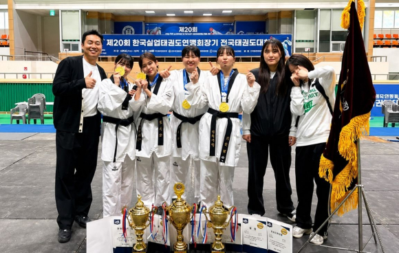 경주시청 태권도팀 선수단이 전남 광양 실내체육관에서 열린 ‘제20회 한국실업태권도연맹회장기 전국태권도대회’에서 3인조 단체전 우승을 차지한 뒤 기념촬영을 하고 있다.